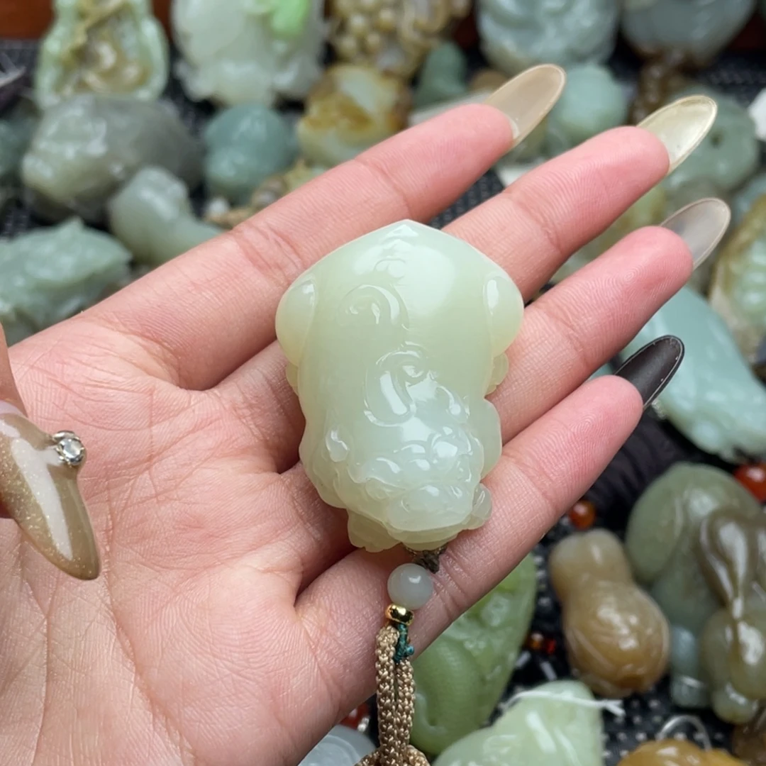 用***4和田玉未镶嵌颈饰