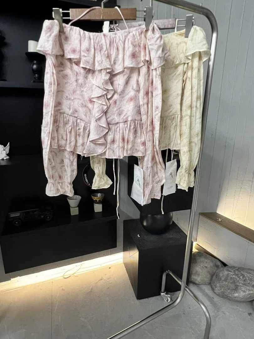 小妳XiaoNi———（春秋款一字领花上衣2410100）