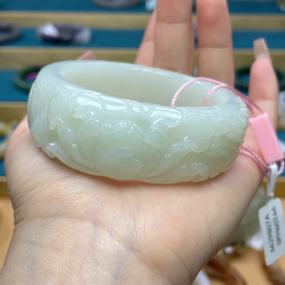 和田玉手镯56+圈口。编号51未镶嵌