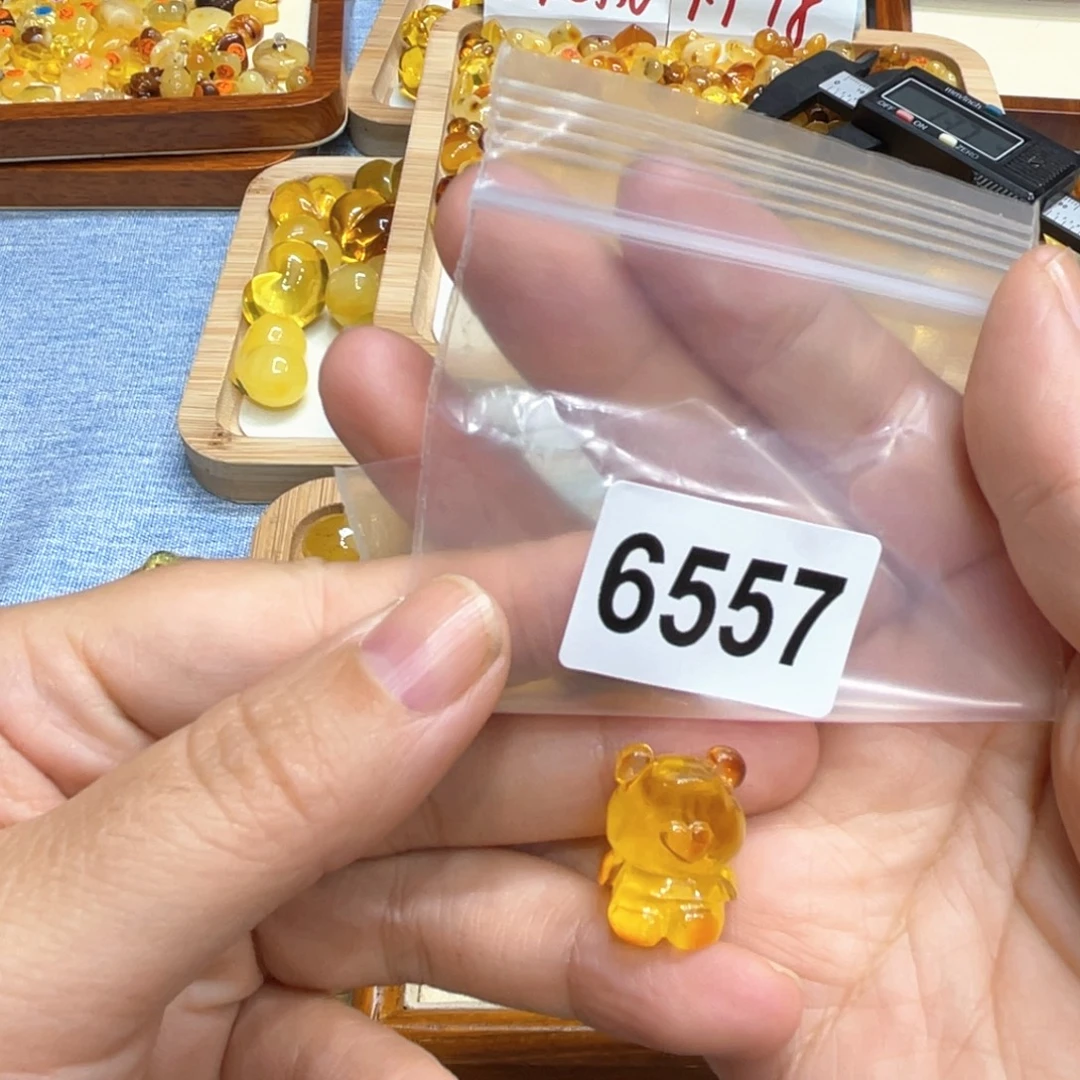对***√未镶嵌琥珀珠宝奇石