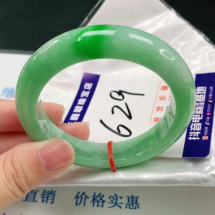翡翠手镯未镶嵌翡翠