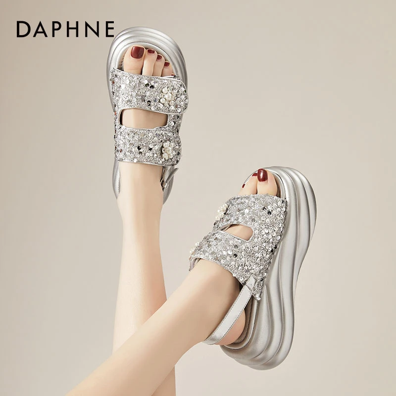 达芙妮厚底凉鞋女鞋2025新款夏季配裙子休闲松糕鞋外穿银色沙滩鞋