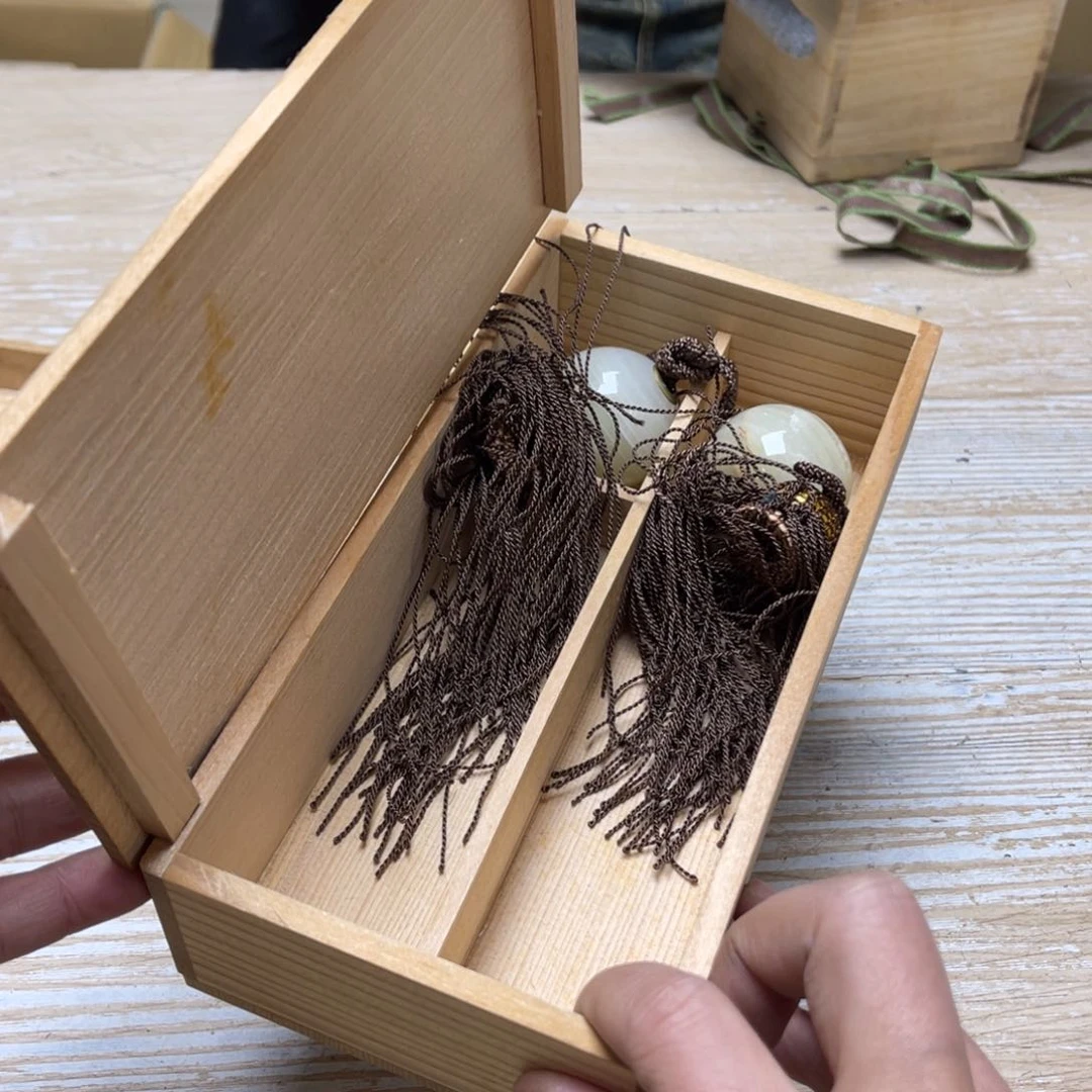 瓷片夏*密密麻麻地排列着一个