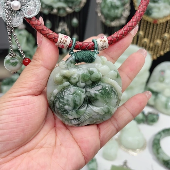 透闪石-蛇纹石玉未镶嵌颈饰