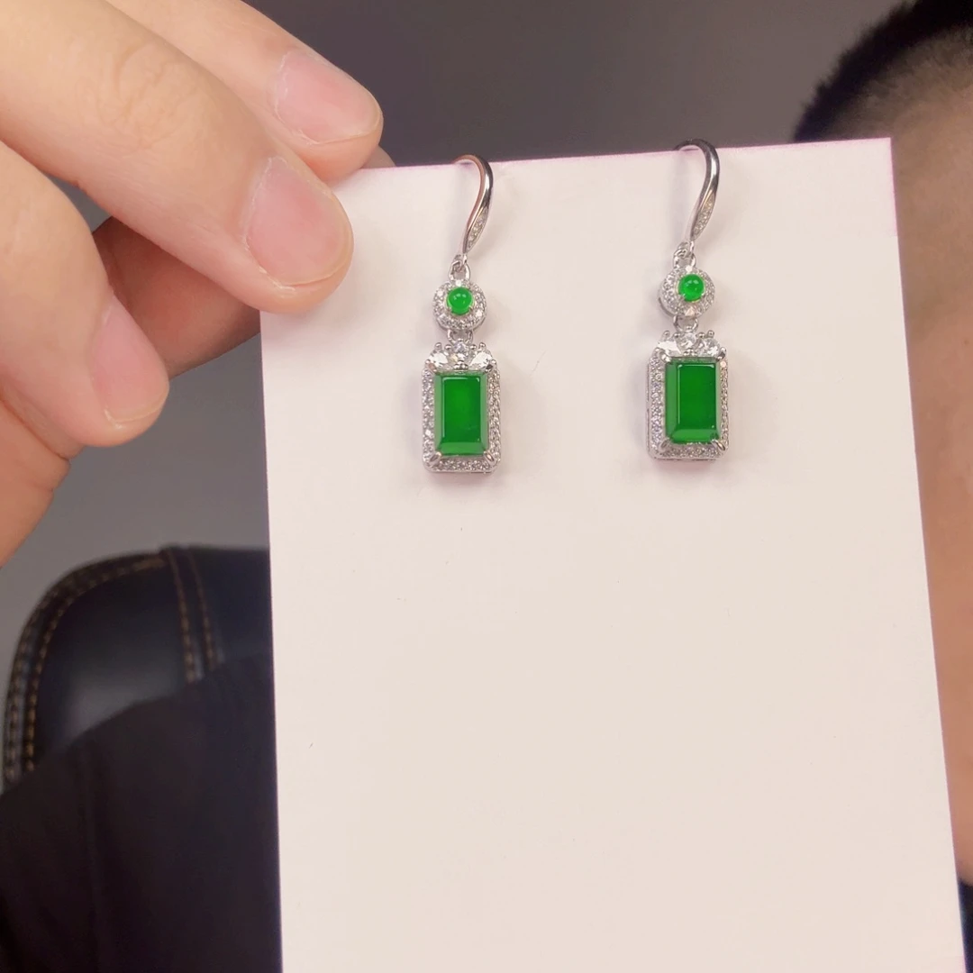 翡翠未镶嵌颈饰一对