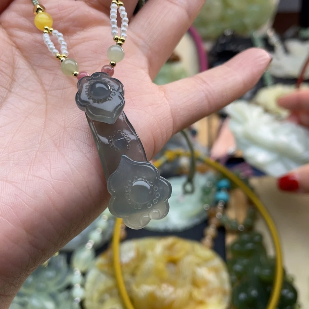 蛇纹石玉颈饰未镶嵌