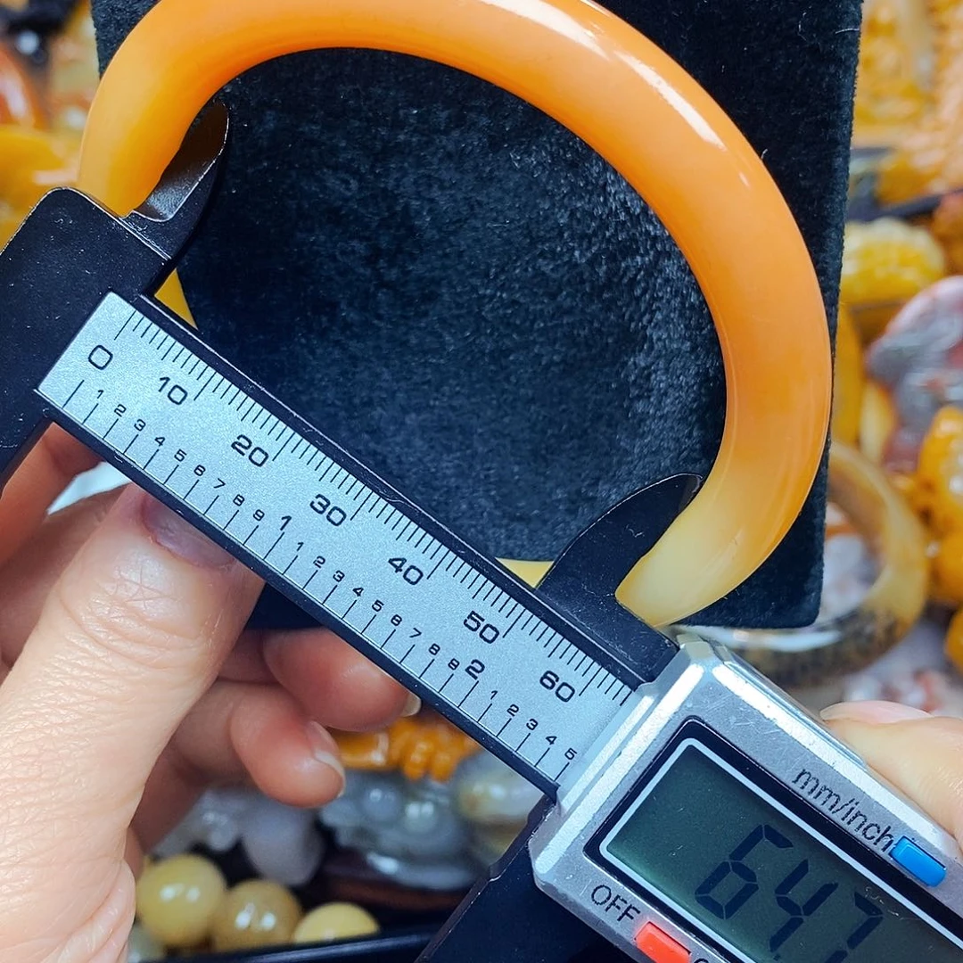 未镶嵌石英质玉（黄龙玉）颈饰