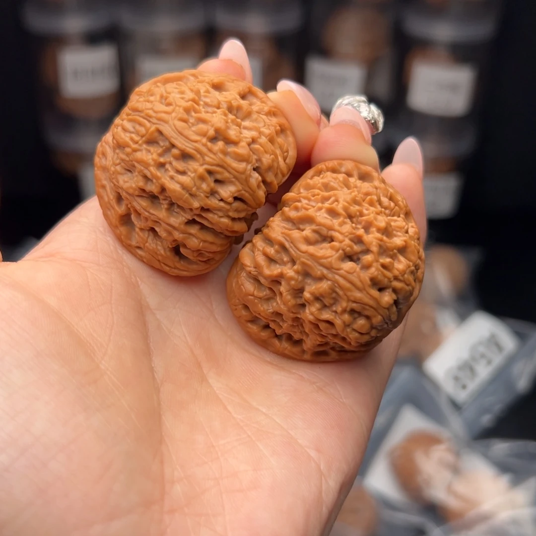 文玩核桃吊坠一*人南蒋石