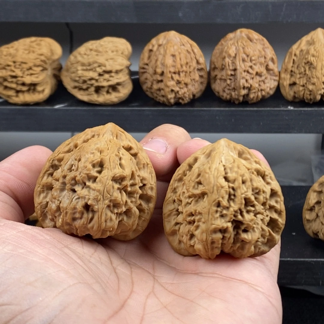 文玩核桃把件三角南疆石有小黄点