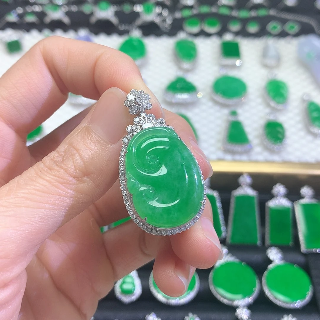 颈饰18K金镶嵌翡翠吊坠