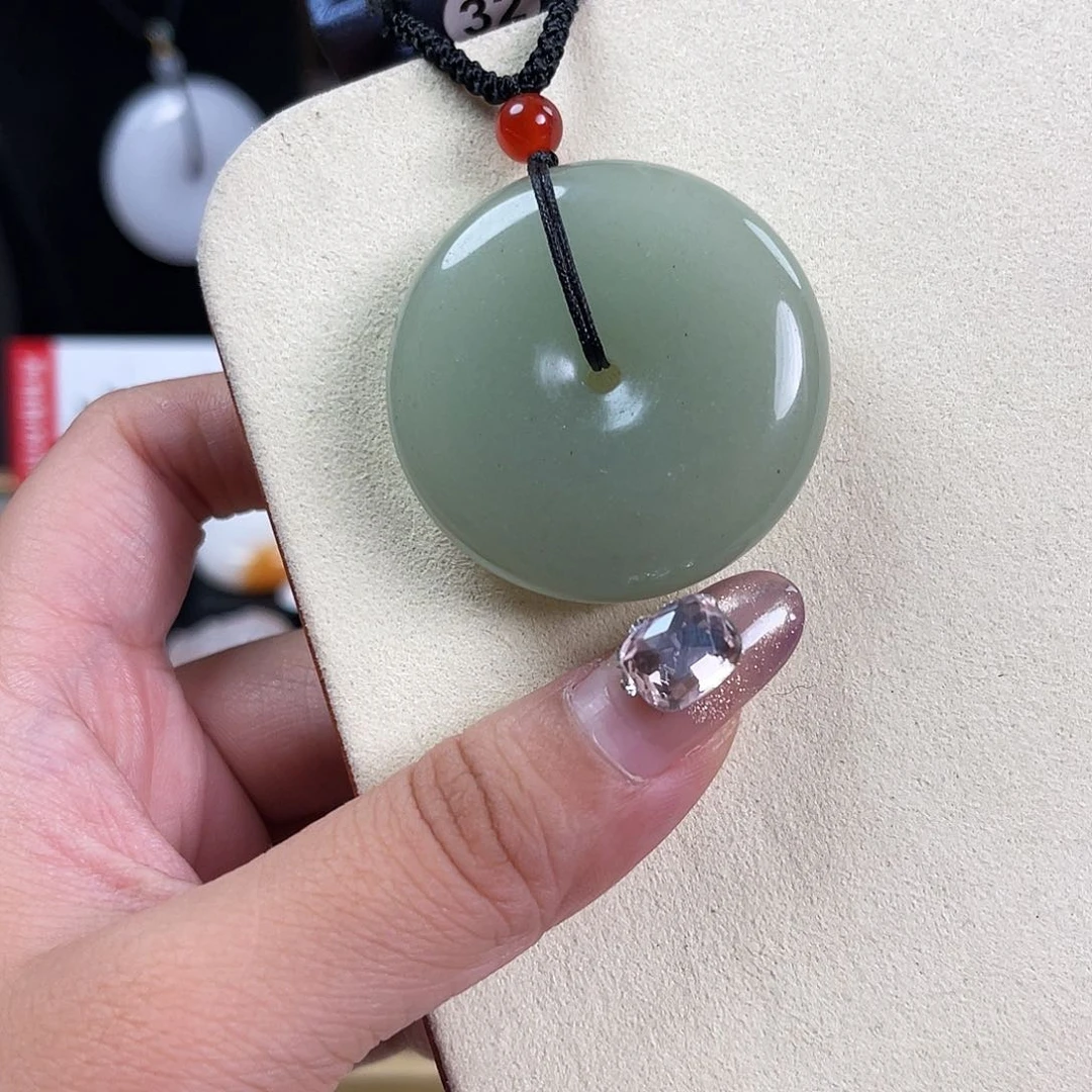 颈饰未镶嵌石英质玉