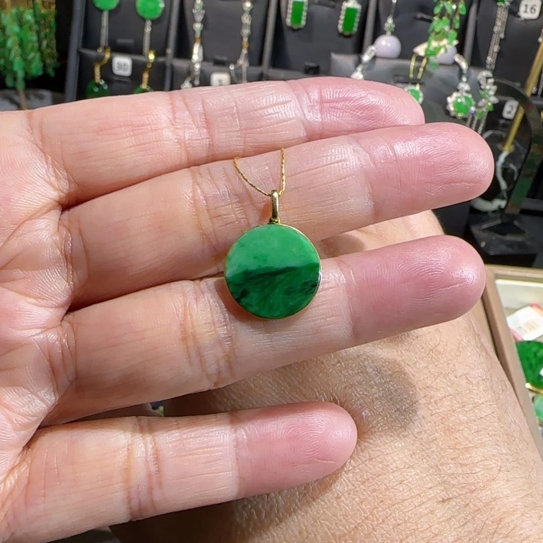 翡翠18K金镶嵌颈饰吊坠