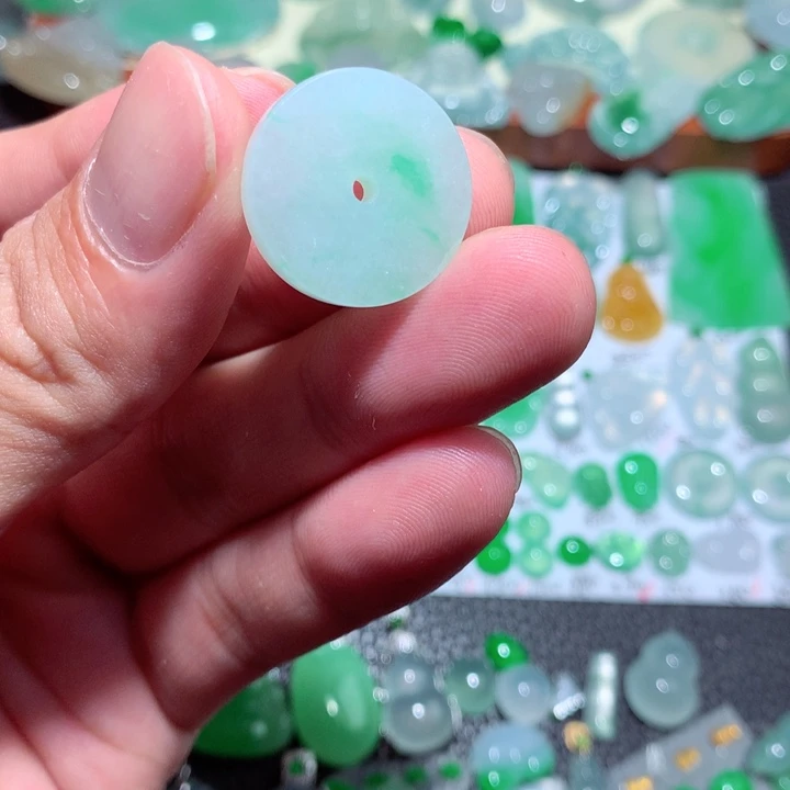 翡翠未镶嵌颈饰扣