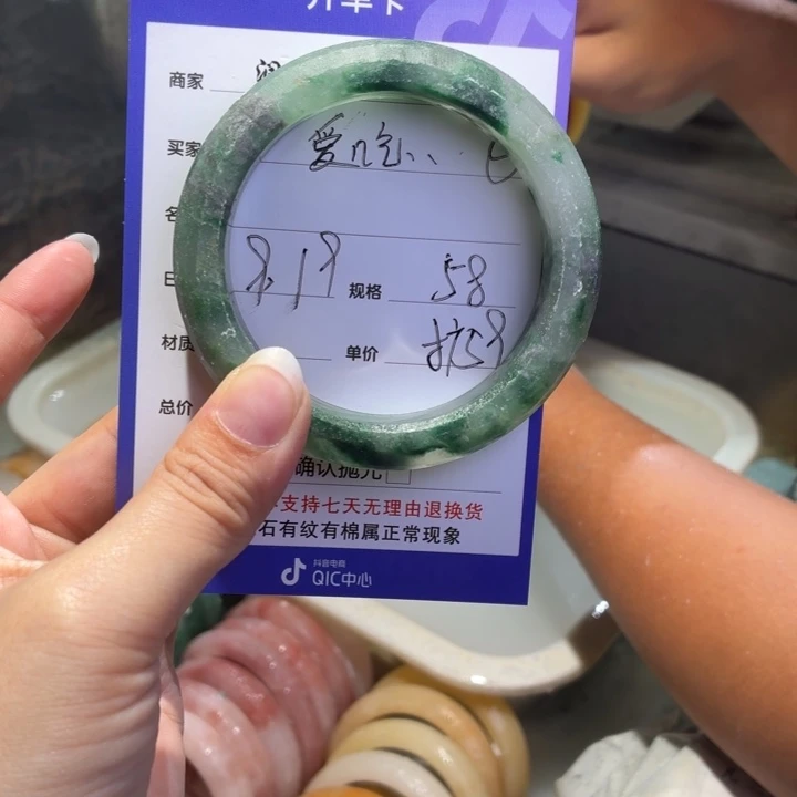 爱***未镶嵌手镯石英质玉