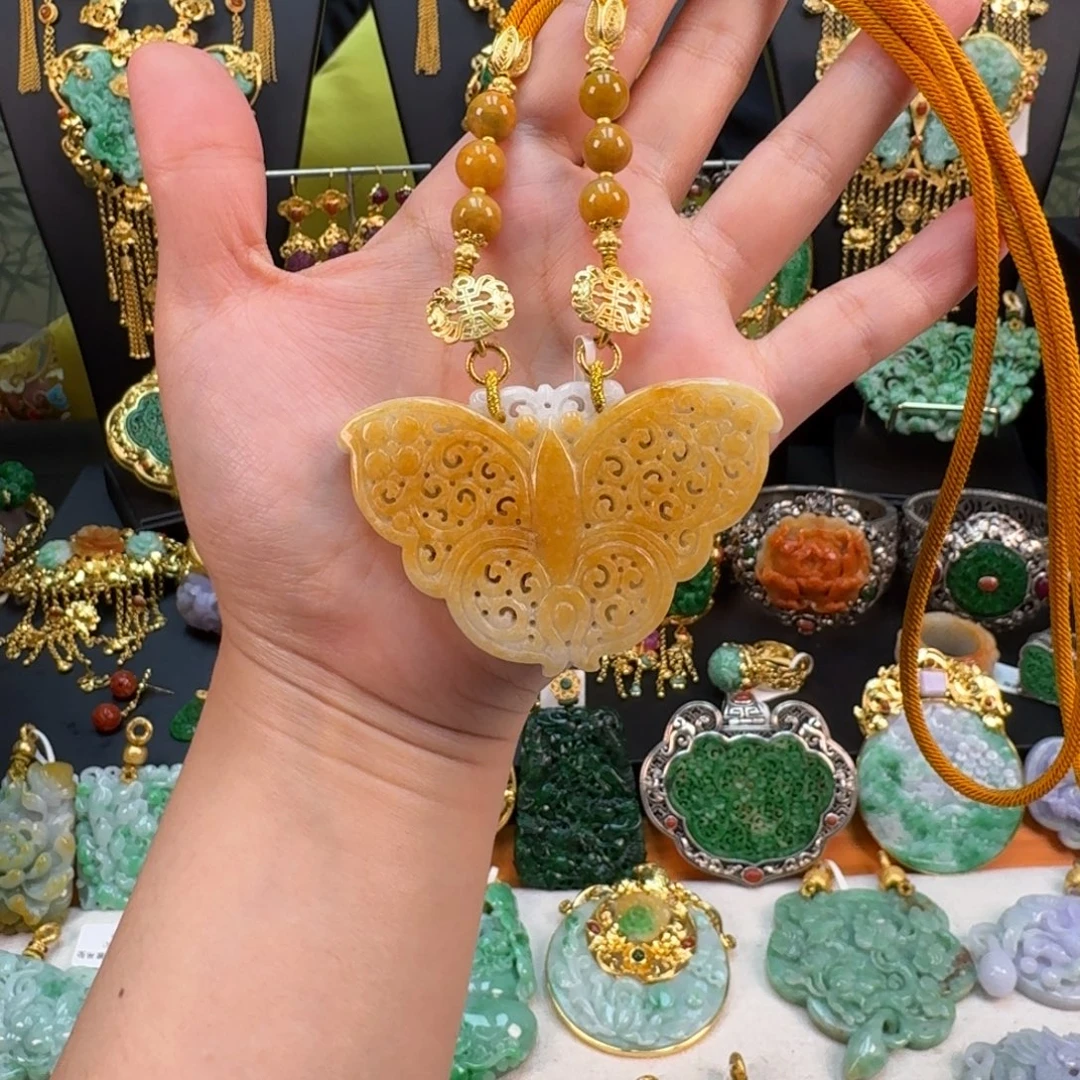 翡翠未镶嵌颈饰蝴蝶吊坠