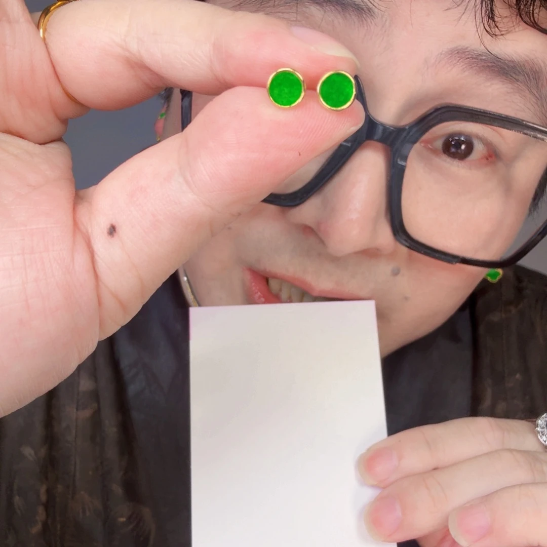 翡翠未镶嵌颈饰一对