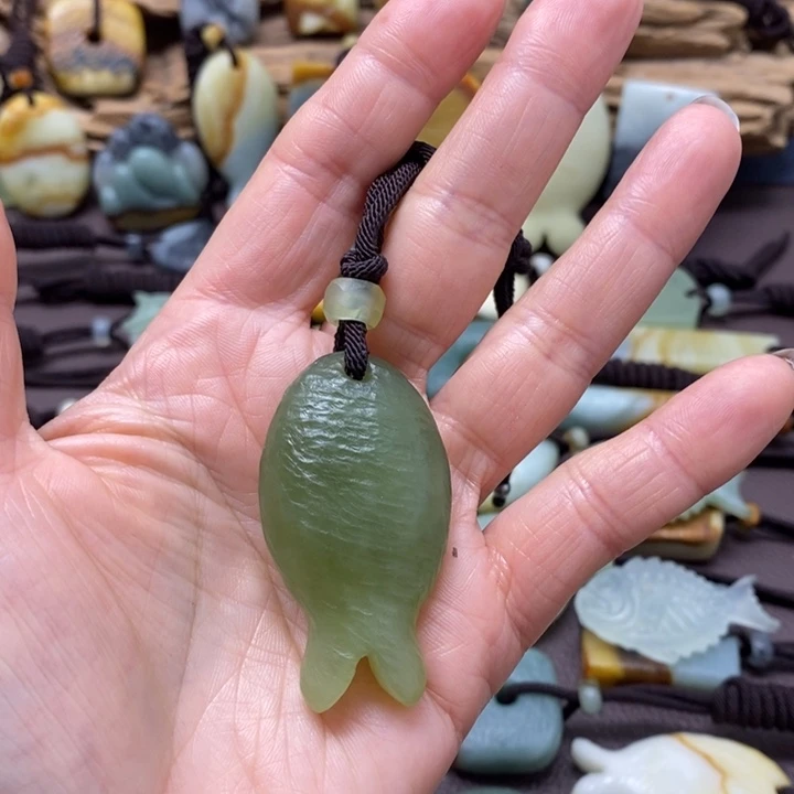 蛇纹石玉未镶嵌颈饰