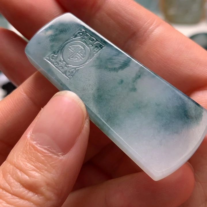 问***心翡翠未镶嵌颈饰无事牌