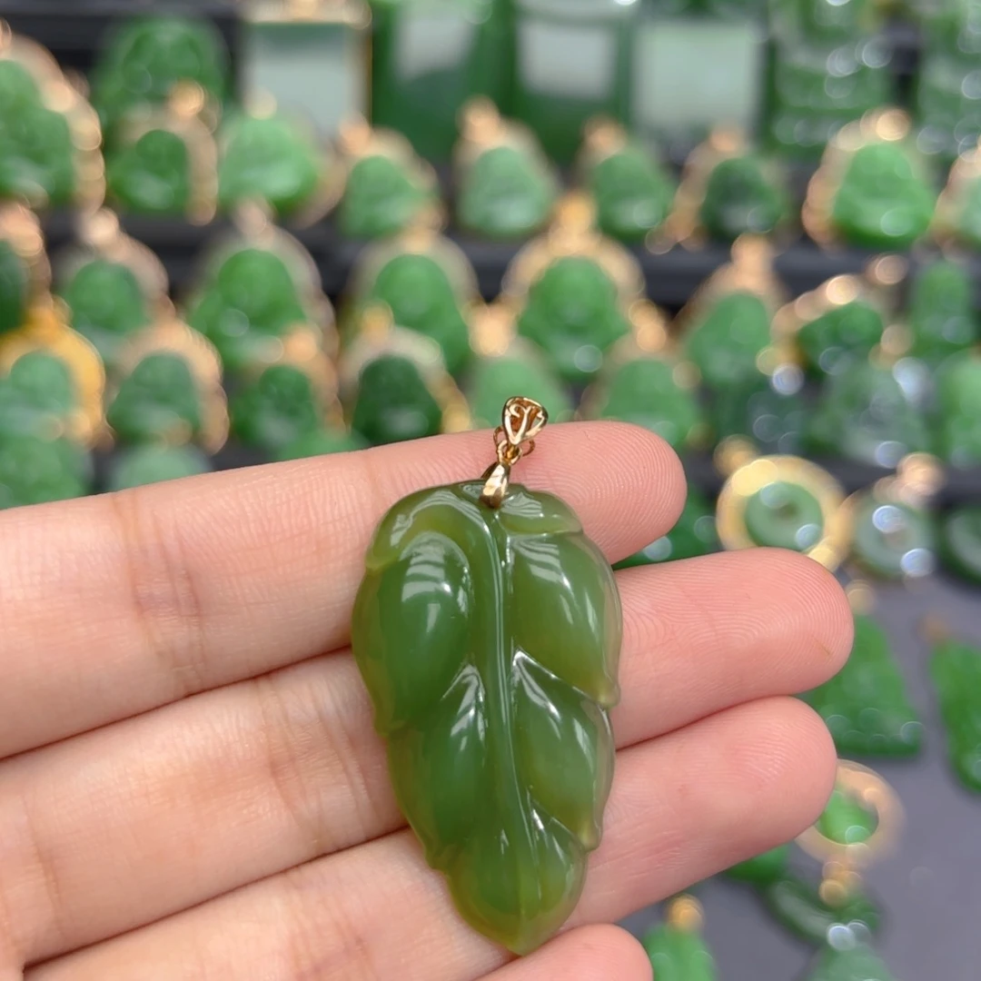 颈饰18K金镶嵌和田玉（碧玉）