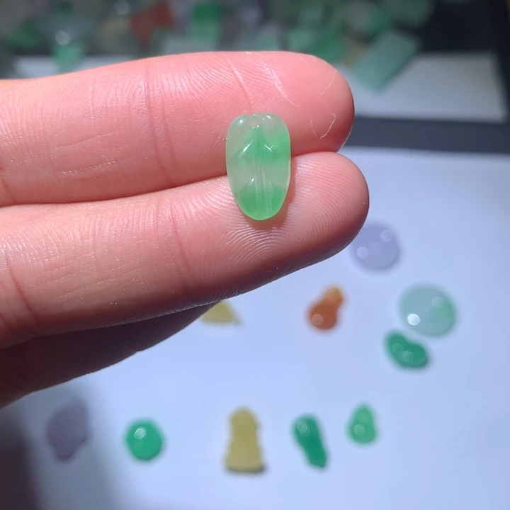 翡翠未镶嵌颈饰挂件