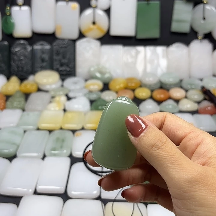 石英质玉（金丝玉）未镶嵌颈饰