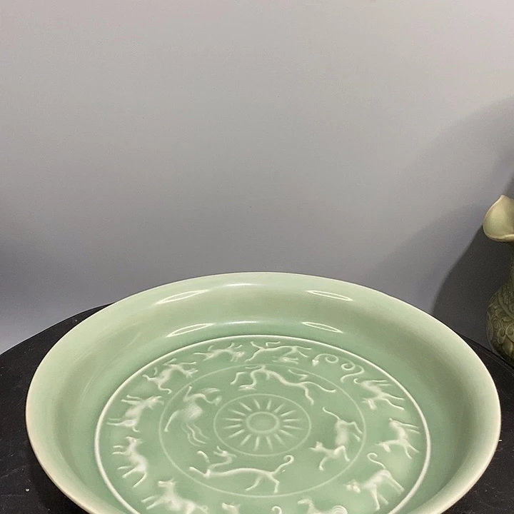 龙泉窑供盘造型独特