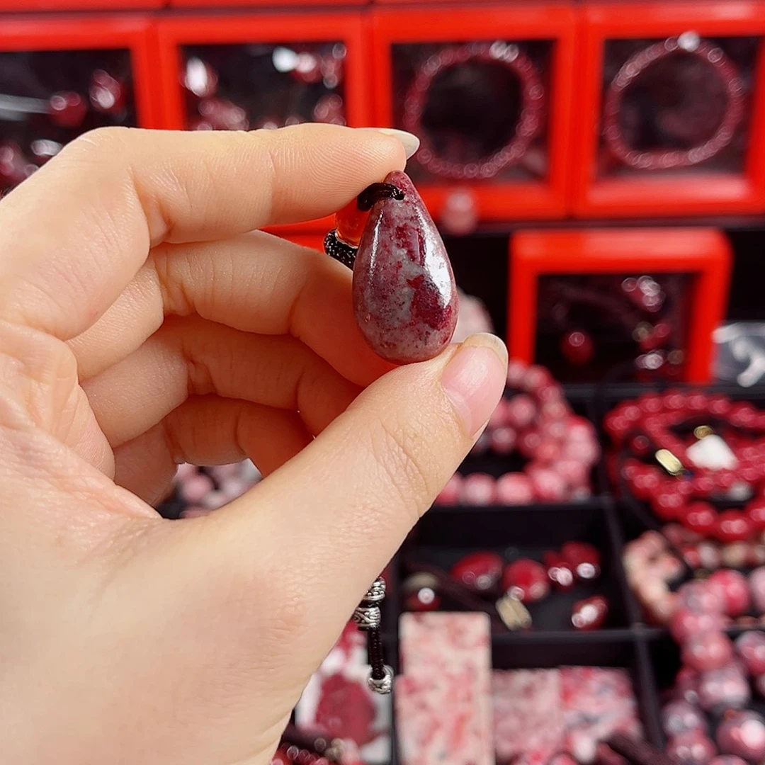 天然辰砂原石吊坠