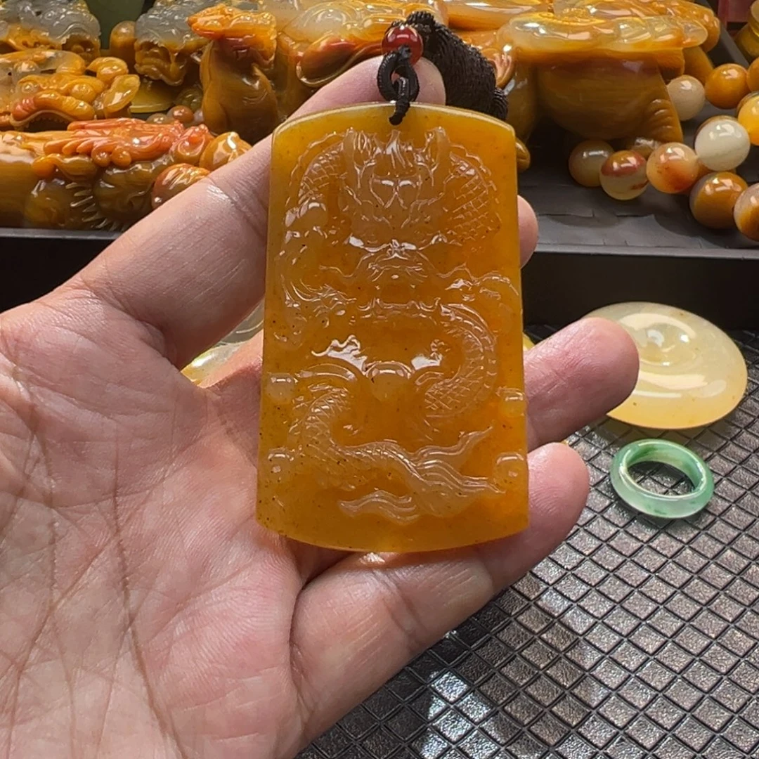 颈饰未镶嵌石英质玉