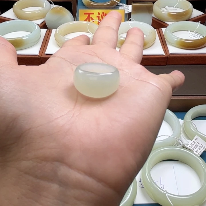 未镶嵌戒指和田玉