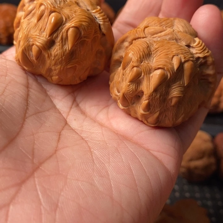 奕***.文玩核桃把件吞噬