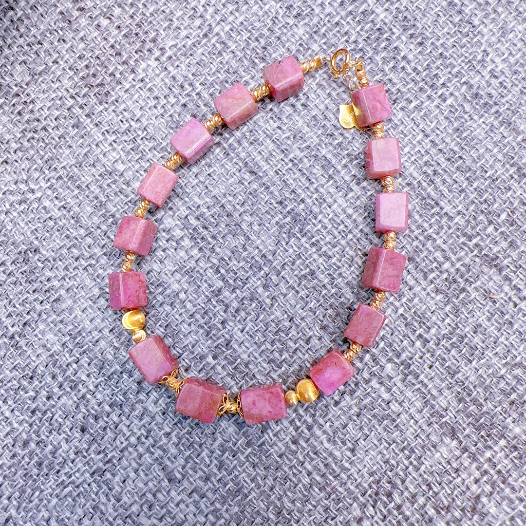 7192舒俱来樱花粉玉化四棱柱经典猫眼珠18k金手链多样性发一