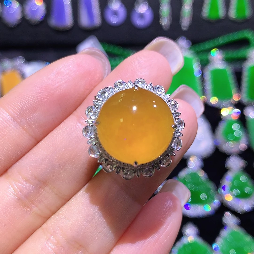 翡翠18K金镶嵌戒指高冰黄翡起光