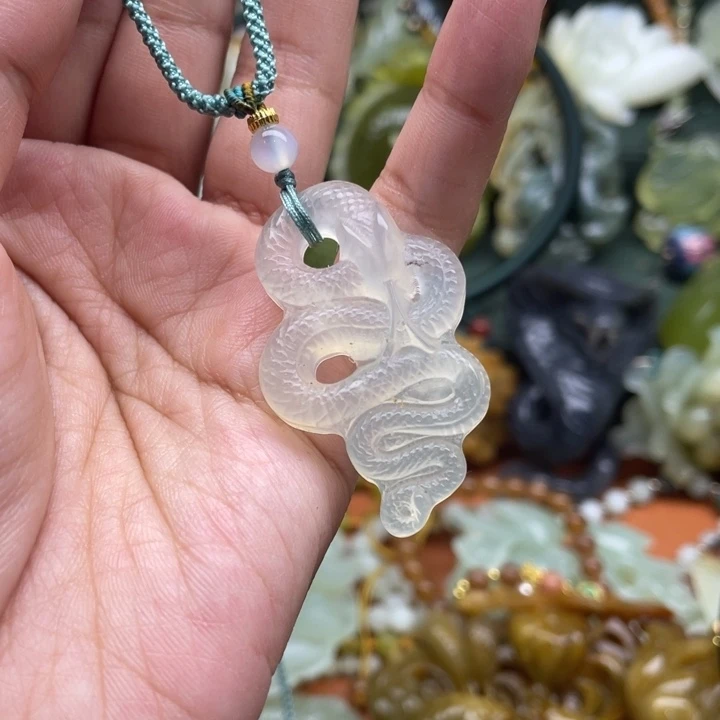 蛇纹石玉吊坠合金