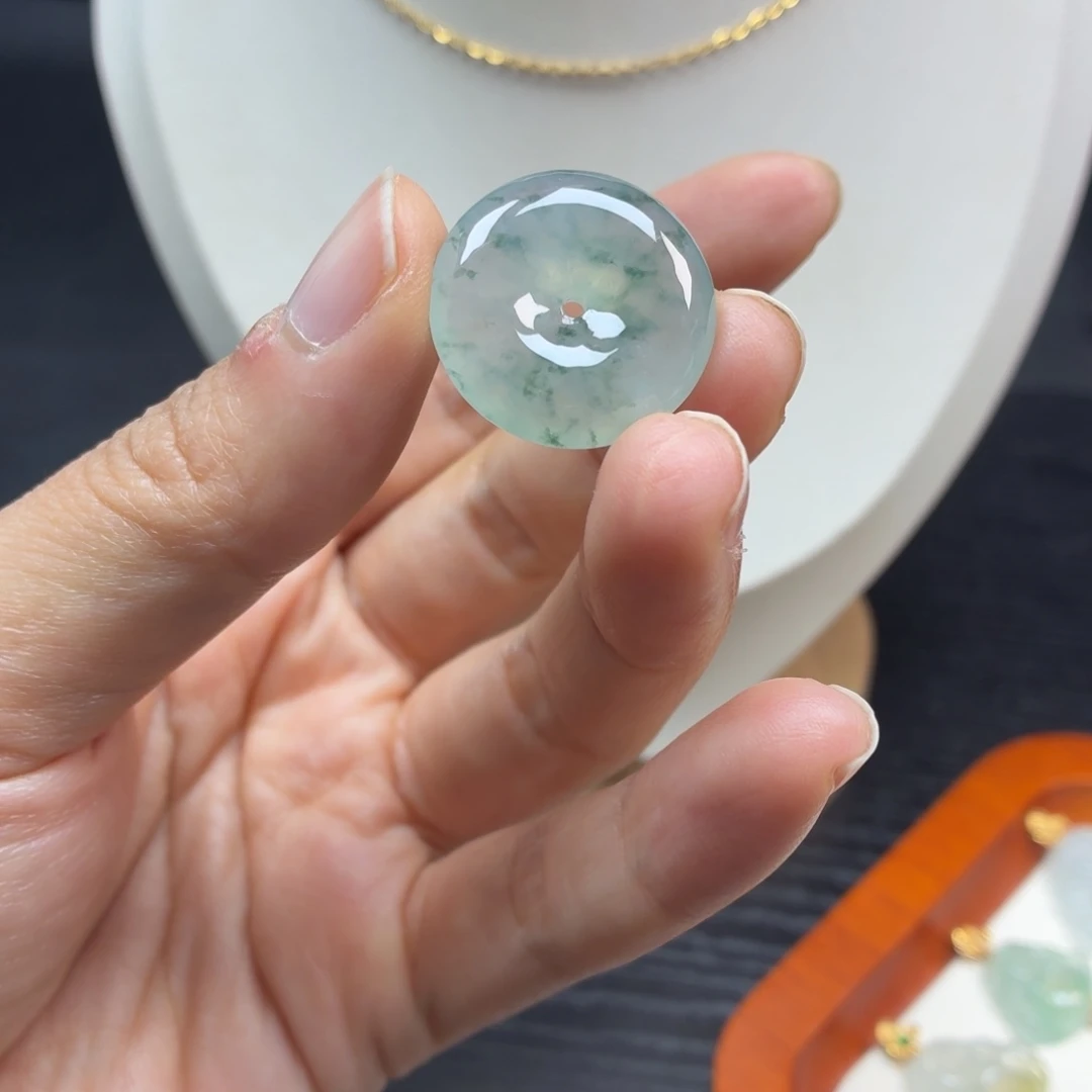 翡翠未镶嵌颈饰平安扣