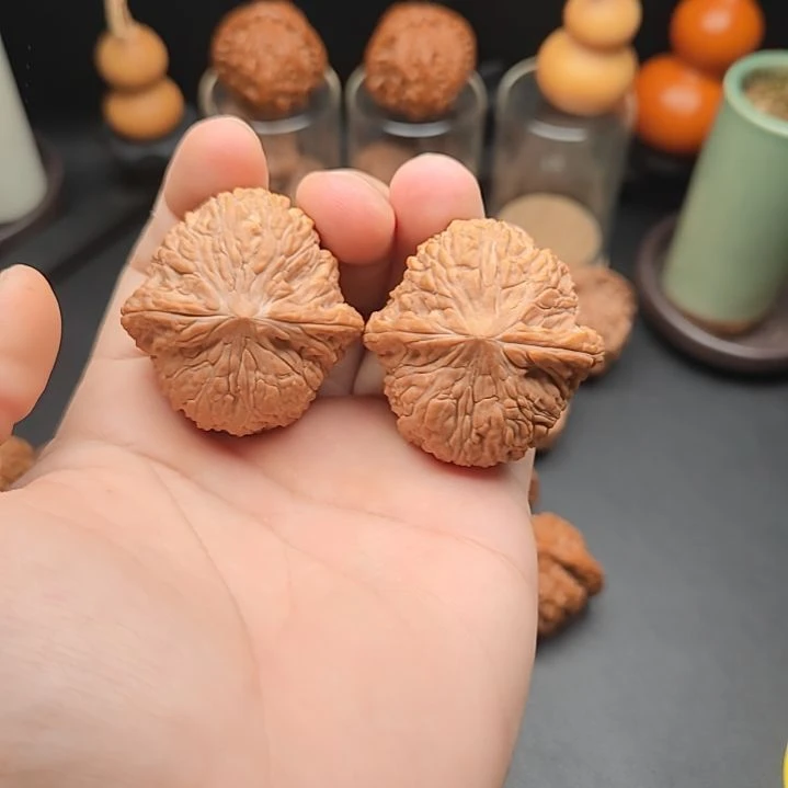 文玩核桃把件全品平谷绣球尺寸43大克重一只尖歪