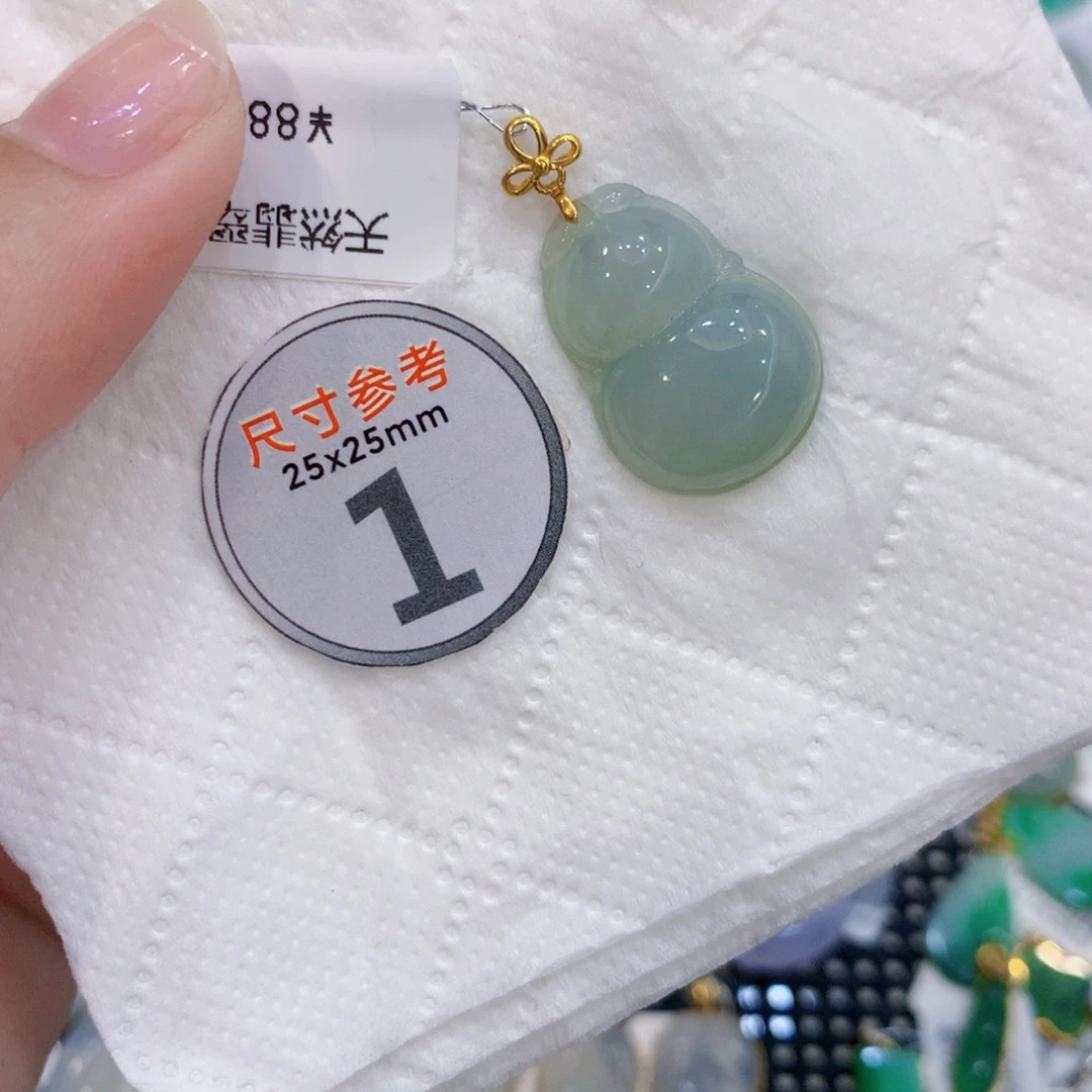 颈饰18K金镶嵌翡翠葫芦