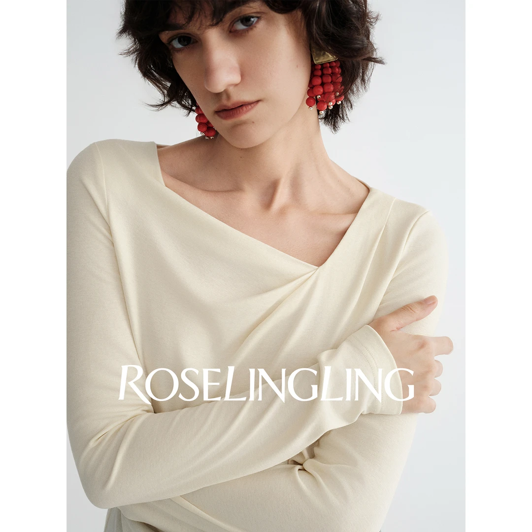 ROSELINGLING轻松感时髦雪花肌理醋酸混纺不对称斜肩长袖打底上衣