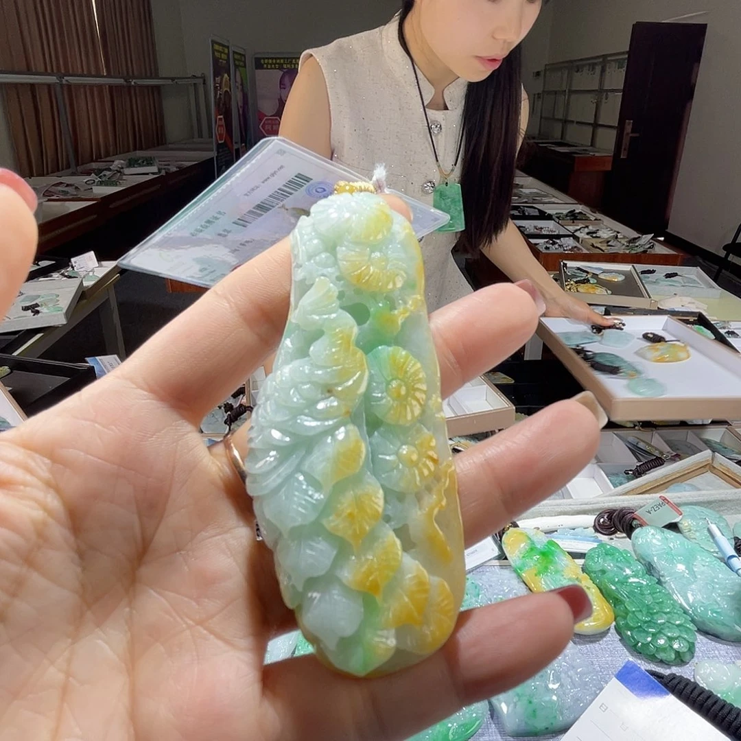 翡翠未镶嵌颈饰一个