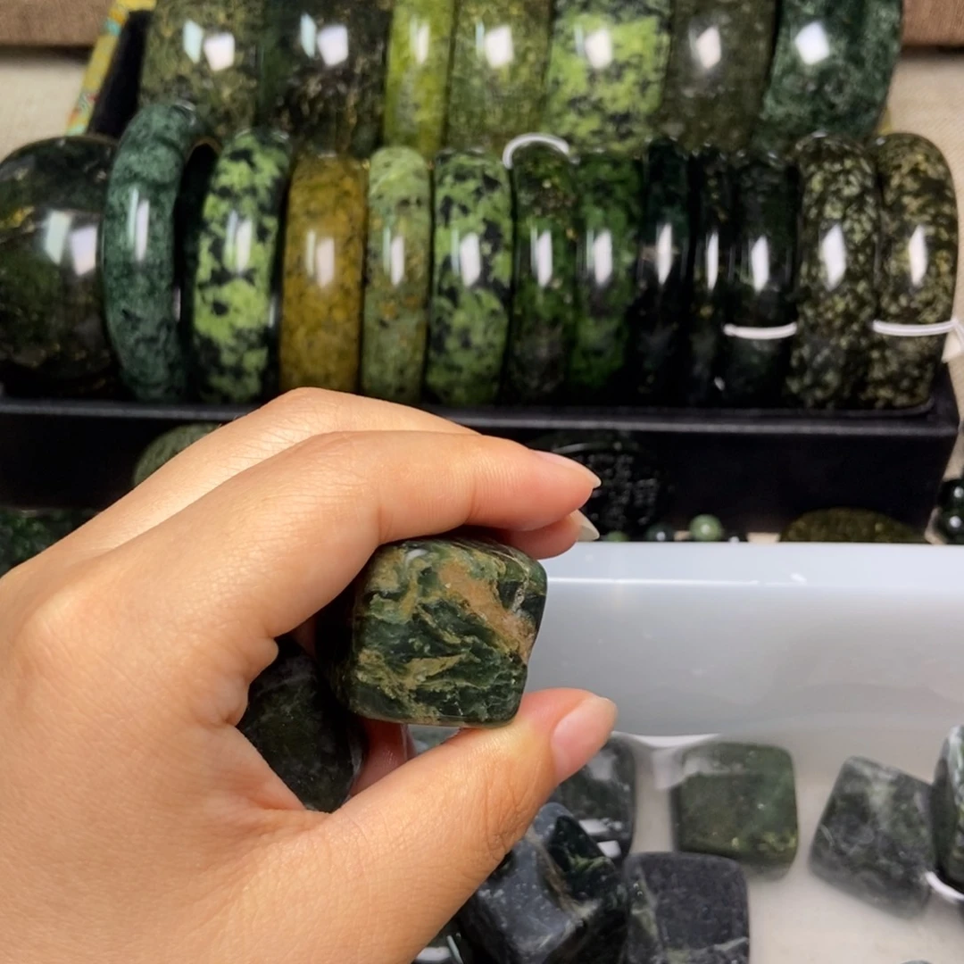 蛇纹石玉未镶嵌颈饰海*