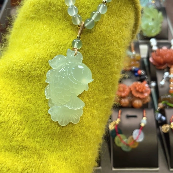蛇纹石玉颈饰未镶嵌