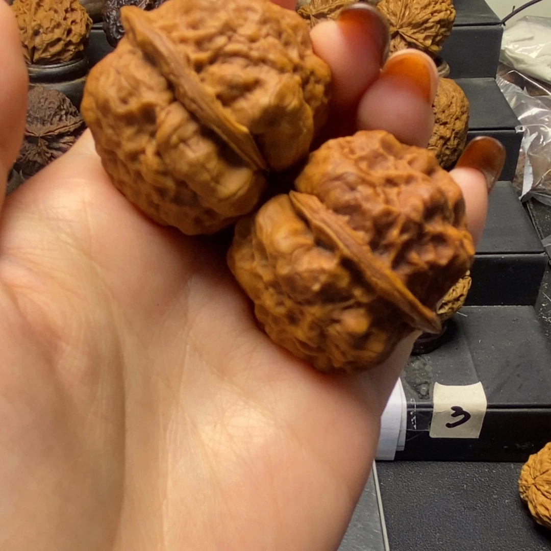 文玩核桃吊坠金佛陀。