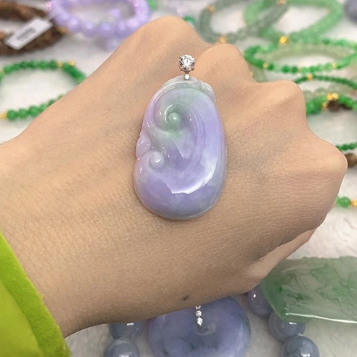 翡翠18K金镶嵌颈饰紫色如意