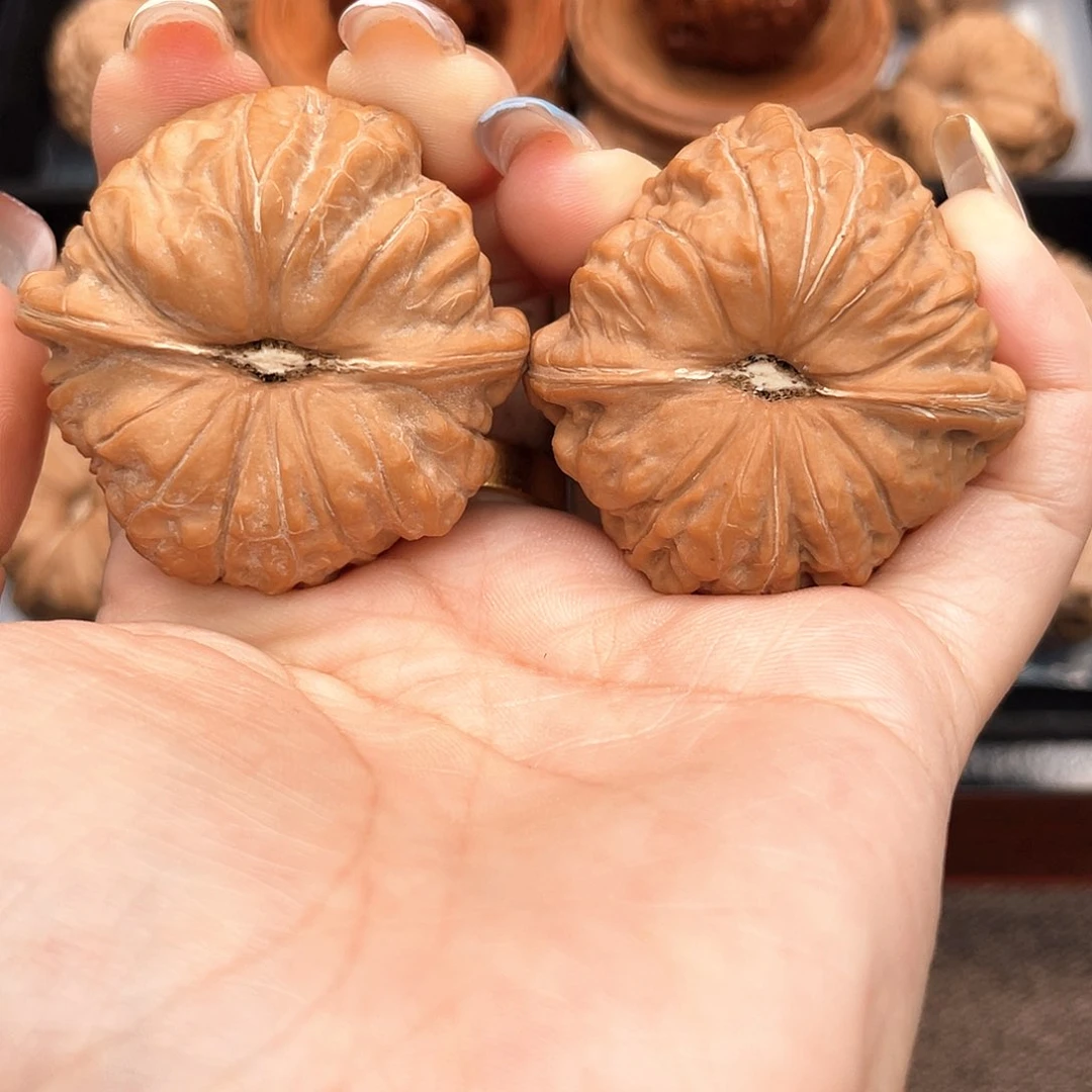 文玩核桃把件41近圆一字凹底对歪4123