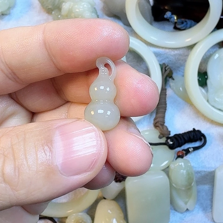 和田玉未镶嵌吊坠(赠链)