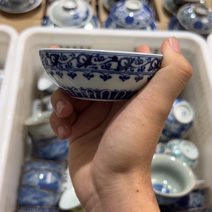 青花白宝相普洱杯微瑕