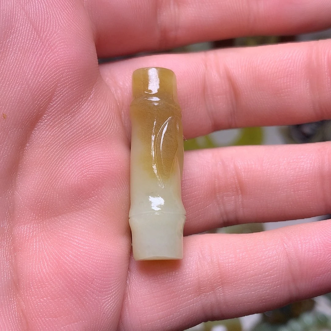 颈饰未镶嵌岫岩老玉（透闪石质玉）
