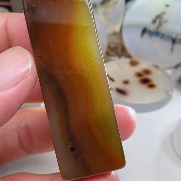 未镶嵌玛瑙/玉髓珠宝奇石山**士