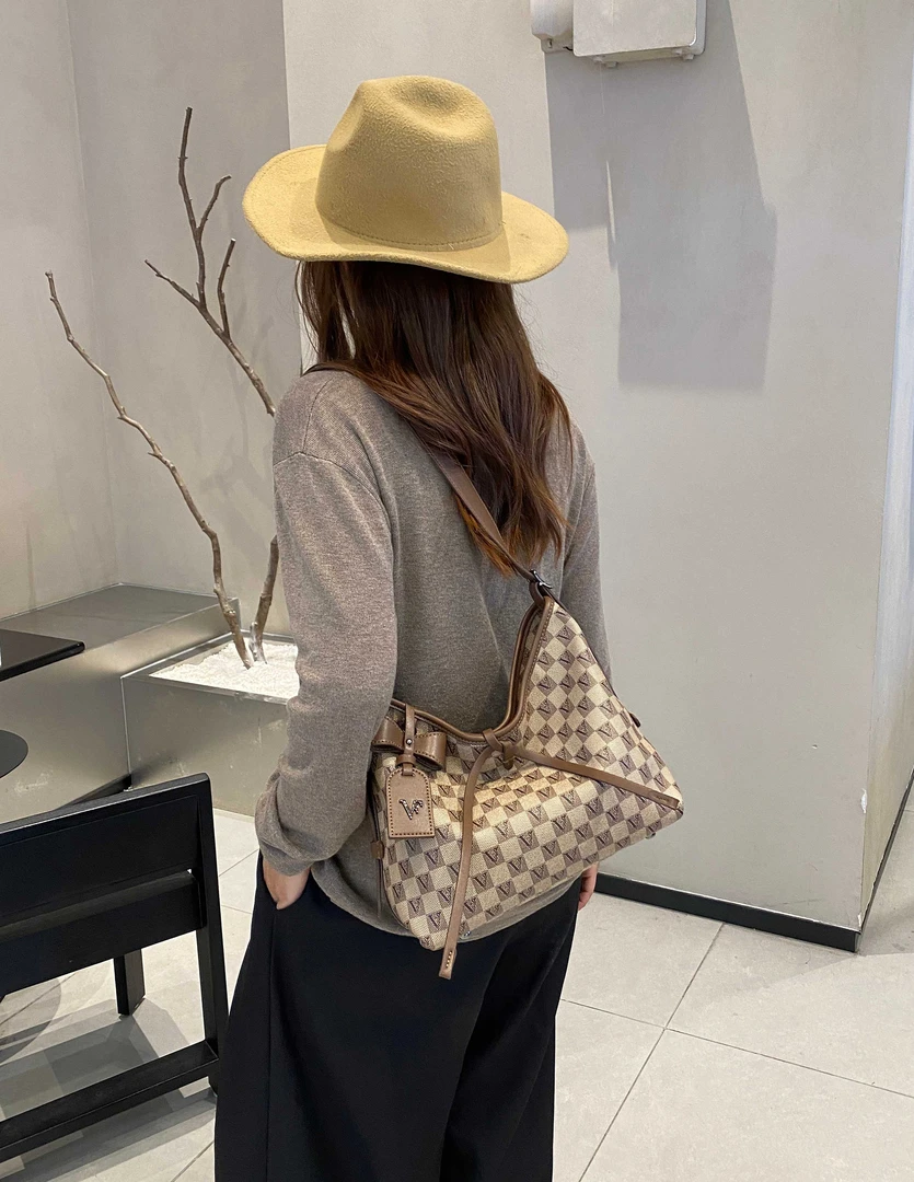 格子托特包斜挎款单肩包洋气腋下女士时尚百搭大容量休闲软皮包包