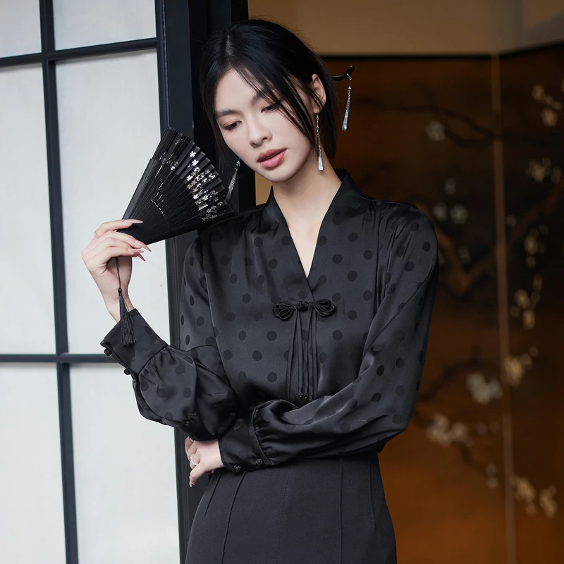 风笛2025春季新款新中式盘口V领波点上衣女洋气时尚气质长袖衬衫