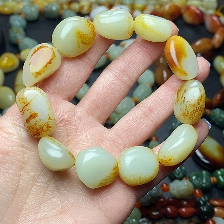 时***着和田玉未镶嵌手链